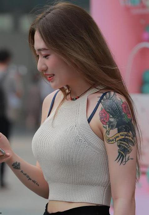 网红吃瓜纹身美女图片